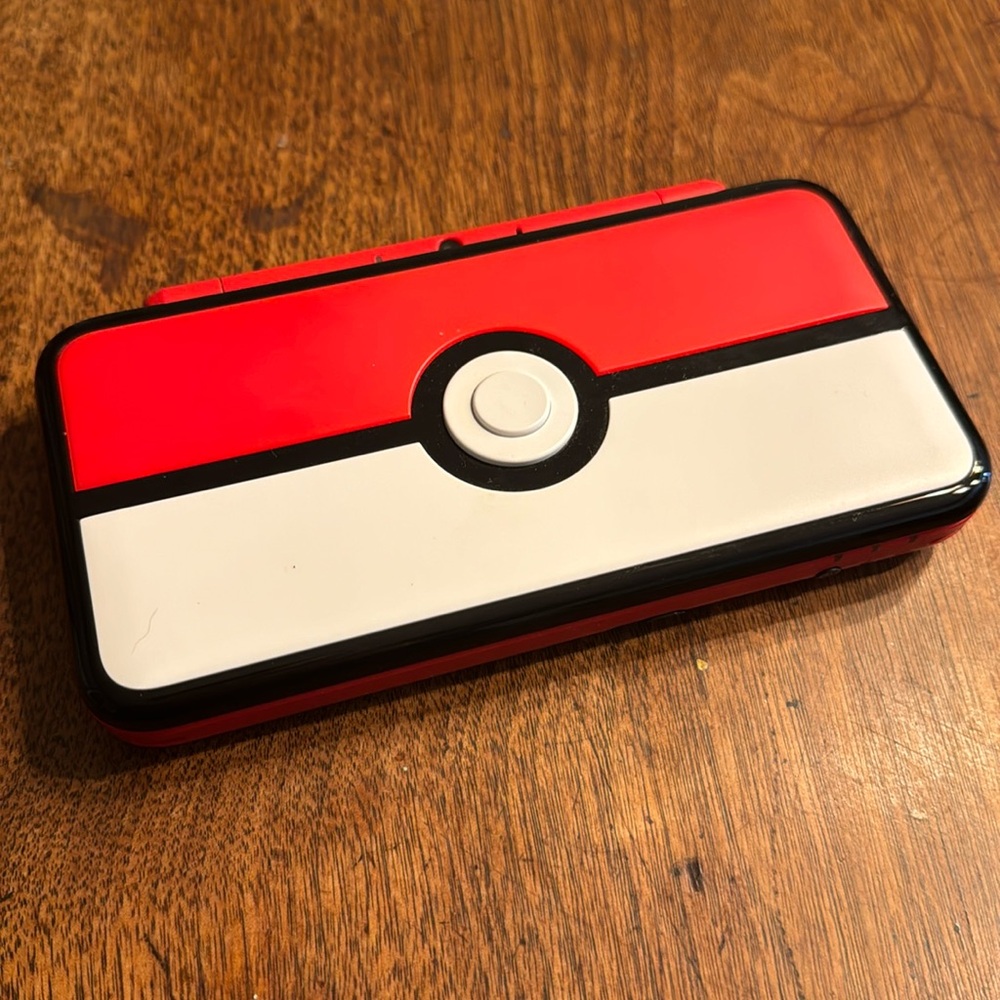 Nintendo 2DS XL Pokeball Edition